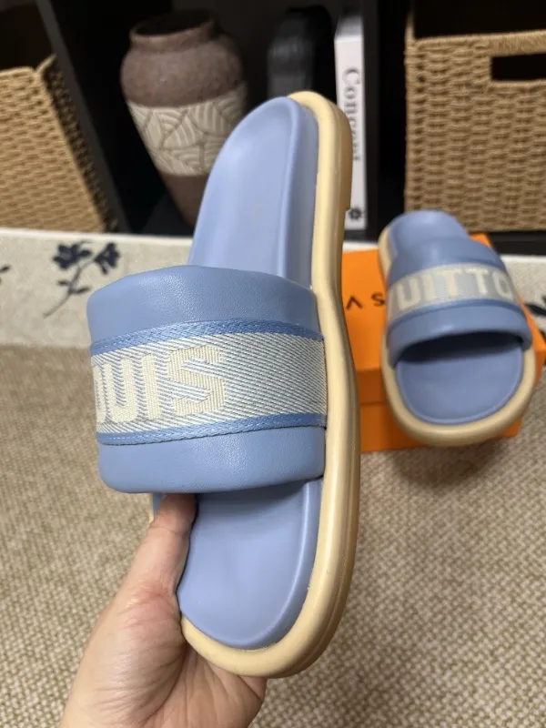 P320💰[New model] Long-term availability, 2025 new model, couple model [LOUlS VUlTTON] comes with drawer box, bag, card, invoice "Louis Vuitton ~ unique modern sandals. 》LV counter purchasing 🏃Men's and women's casual slippers, sold at the same time at the counter, the original old flower material upper is soft and comfortable, (refuses to discolor and rub the feet) sole: original factory special combination original sole, code number: 35--46 4 multiple colors 🉑️ to choose from